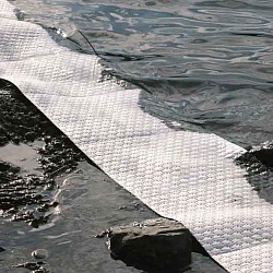 СОРБИРУЮЩИЕ ПОЛОТНА ДЛЯ СБОРА НЕФТИ, НЕФТЕПРОДУТОВ, МАСЕЛ, ЛВЖ, ДЛЯ Ж/Д ПУТЕЙ